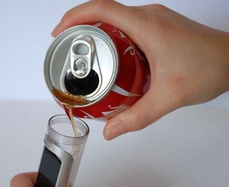 Un chinez a creat telefonul care foloseşte băuturile carbogazoase ca sursă de energie (FOTO)