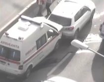 Pacient, aproape scăpat de pe targă, după ce prima ambulanţă în care se afla a făcut accident (VIDEO)