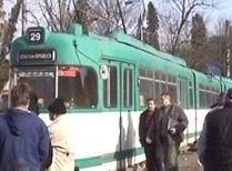 Sfârşit groaznic: A murit după ce şi-a prins capul între vagoanele tramvaiului (VIDEO) 