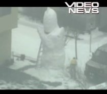 Un bărbat a construit un om de zăpadă uriaş (VIDEO)
