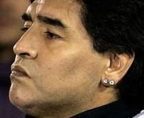 Cercelul cu diamant al lui Maradona le-a adus autorităţilor italiene 25.000 de euro