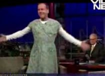 Kiefer Sutherland a apărut în rochie în emisiunea lui David Letterman (VIDEO)
