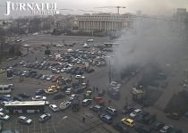 Pericol de explozie în Piaţa Victoriei. Un taxi a ars vreme de câteva minute