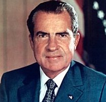 Richard Nixon a dorit să dezvolte ?o relaţie personală? cu Frank Sinatra
