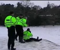Poliţişti din Marea Britanie, investigaţi pentru că s-au dat cu scuturile pe derdeluş (VIDEO)