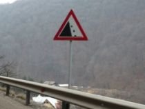 Circulaţia pe DN 10, între Braşov şi Buzău, restricţionată din cauza căderilor de pietre (VIDEO)