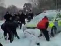 Poliţişti britanici, atacaţi cu bulgări de un grup de adolescenţi (VIDEO)