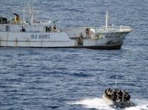 Piraţi generoşi: Marinarii de pe o navă capturată au primit câte 500 de euro la eliberare
