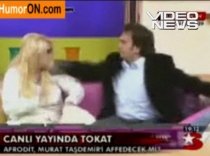Blondă pocnită în direct: Un bărbat a pălmuit o femeie în timpul unei emisiuni ? VIDEO 