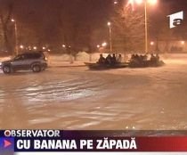Cu banana pe zăpadă. Mai mulţi tineri din Constanţa s-au distrat într-o parcare privată