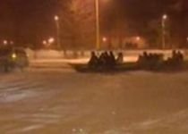 Distracţie de sezon: Cu "banana" pe zăpadă, într-o parcare din Mamaia (VIDEO)