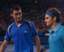 Roger Federer nu s-a încurcat cu Victor Hănescu. Românul a cedat meciul în trei seturi