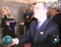 Boc şi Udrea, îmbrăcaţi în violet, au jucat bowling şi au dansat "Puşca şi cureaua lată" (VIDEO)