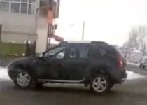 Dacia Duster "se plimbă" deja pe şoselele din România (VIDEO)
