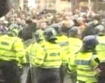 Marea Britanie. Patru poliţişti răniţi, după o ciocnire cu manifestanţii de extremă dreapta