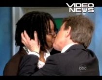 Whoopi Goldberg, sărutată pasional de Martin Short la o emisiune de televiziune (VIDEO)