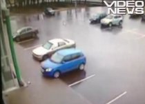 Misterele şofatului: Vrea să scoată maşina din parcare, dar intră cu ea în stâlp! (VIDEO)