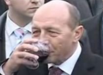 Presa din Republica Moldova, despre vizita lui Băsescu: ?A servit câteva gâturi de vin?