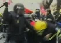 Spania. Bătaie ca în filme între poliţişti şi pompieri (VIDEO)