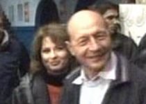 Băsescu, la patinoar: Şeful statului şi soţia sa au asistat la "Stelele Moscovei pe Gheaţă" (VIDEO)