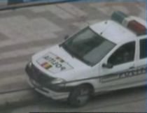 Galaţi. O maşină de poliţie staţionează pe interzis, pentru ca agentul să scoată bani de la bancomat (VIDEO)