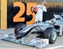 Mercedes GP şi-a prezentat noul monopost. Vezi ce maşină va pilota Schumacher (FOTO)