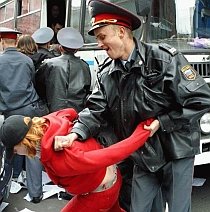 Moscova: Poliţia a arestat 100 de opozanţi anti-Kremlin
