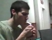 Îi explodează ţigara în timp ce "trage" din ea. O glumă clasică, dar reuşită (VIDEO)