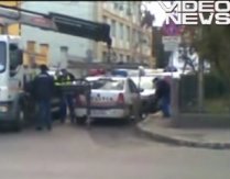 Maşină a poliţiei, ridicată din faţa sediului autorităţii rutiere din Cluj (VIDEO) 