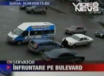 Moscova. Doi şoferi se blochează în mijlocul intersecţiei şi nu vor să se dea la o parte (VIDEO)