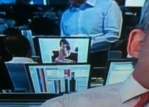 Bancher australian surprins cu fotografii sexy pe monitor, în timpul unei transmisiuni în direct (VIDEO)