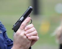 Focuri de armă în Capitală: Poliţiştii au folosit pistoalele pentru a prinde doi infractori