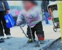 Şi-a legat copilul cu lanţuri de un stâlp ca să nu fie furat (VIDEO)