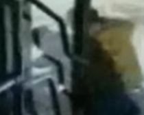 Bătut de şoferul unui autobuz, pentru că i-a atras atenţia că nu conduce prudent - VIDEO