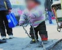 Copilul chinez găsit legat cu lanţuri de părinţi, de teama unei răpiri, primit gratuit la grădiniţă