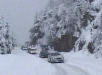 Peste 1.000 de turişti, blocaţi de zăpadă şi viscol în zona Semenic