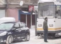 Trafic blocat în sectorul 3 al Capitalei, după ce un şofer a parcat pe linia de tramvai (VIDEO)
