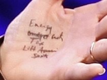O mână de ajutor: Sarah Pallin, fotografiată în timp ce îşi "consulta" notiţele din palmă (FOTO)