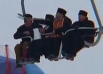Sfinţirea unei pârtii de schi din telescaun, comentată de Mircea Badea (VIDEO)