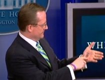 Sarah Pallin, ironizată la Casa Albă: Robert Gibbs a mimat citirea unor notiţe din palmă (VIDEO)