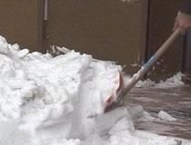Şi spiritul civic se taxează: Amendaţi şi dacă nu curăţăm trotuarele şi dacă aruncăm zăpada în stradă (VIDEO)