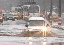 Bucureştiul sub apă: Tramvaie blocate, trafic îngreunat. Vezi zonele cu probleme (VIDEO)