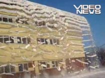 Cascada de zăpadă: De ce nu e indicat să vă parcaţi maşinile lângă clădiri (VIDEO)