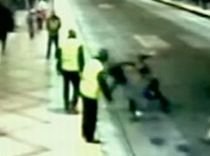 Imagini incredibile: Adolescentă bătută în faţa gardienilor - VIDEO