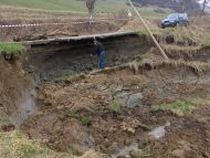 Pod surpat în judeţul Buzău, din cauza alunecărilor de teren