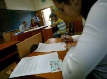 Bacalaureat 2010: Elevii susţin proba la limba si literatura română 