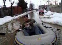 Bucureşti, mica Veneţie: Locuitorii sectorului 5 se duc cu barca la magazin (VIDEO)