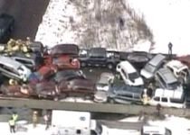 Carambol pe o autostradă din Kansas: Zeci de maşini s-au ciocnit din cauza poleiului (VIDEO) 