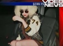 Apariţie excentrică: Lady Gaga a fost fotografiată fără fustă (VIDEO)