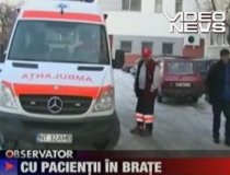  Un şofer din Piatra Neamţ şi-a parcat maşina pe rampa de acces a ambulanţelor (VIDEO)